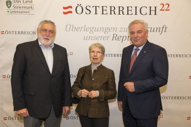 20.10.2016, AUT, Alte Universität, Graz, ÖSTERREICH 22 - Überlegungen zur Zukunft unserer Republik, im Bild: Franz Fischler, Barbara Frischmuth und LH Hermann Schützenhöfer; FOTOCREDIT: ERWIN SCHERIAU