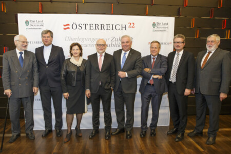 21.10.2016, AUT, Alte Universität, Graz, ÖSTERREICH 22 - Überlegungen zur Zukunft unserer Republik, im Bild: von links Erhard Busek, Herwig Hösele, LR Ursula Lackner, Udo di Fabio, LH Hermann Schützenhöfer, Siegfried Wolf, LR Christopher Drexler und Franz Fischler; FOTOCREDIT: ERWIN SCHERIAU